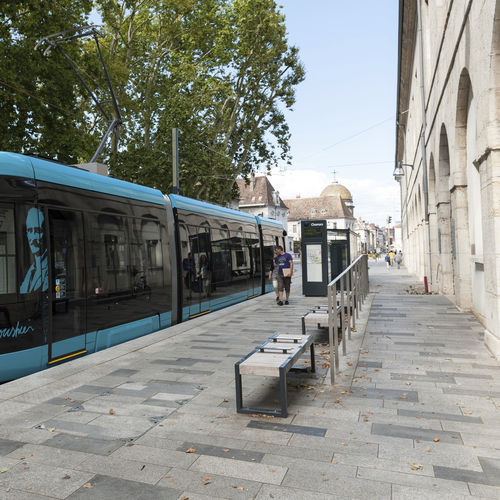 Moderne Bank für den öffentlichen Raum - LE TRAMWAY, BESANCON - Factory Street Furniture - Holz / Edelstahl / mit Rückenlehne