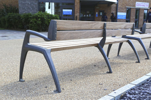 Moderne Bank für den öffentlichen Raum - MANTIS - Factory Street Furniture - Holz / Aluminiumguss / mit Rückenlehne