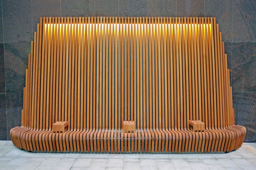 Bank für den öffentlichen Raum / originelles Design - Factory Street Furniture - Holz / mit Rückenlehne