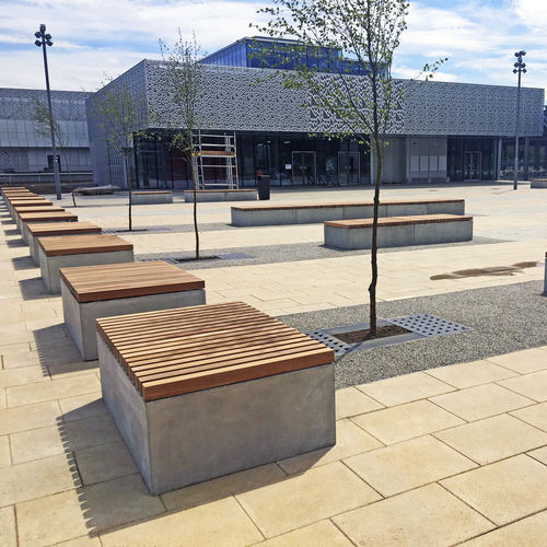 Moderne Bank für den öffentlichen Raum - SOCA HVM - Factory Street Furniture - Holz / Beton / FSC-zertifiziert