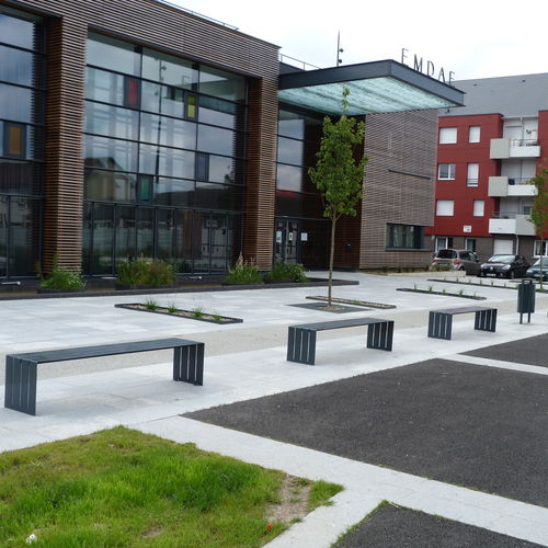 Moderne Bank für den öffentlichen Raum - BLOC  - Factory Street Furniture - Edelstahl / galvanisiertem Stahl / mit Rückenlehne