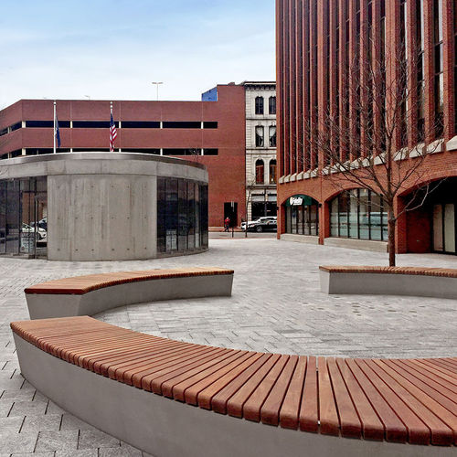 Moderne Bank für den öffentlichen Raum - CUSTOM - Factory Street Furniture - Holz / Beton / FSC-zertifiziert