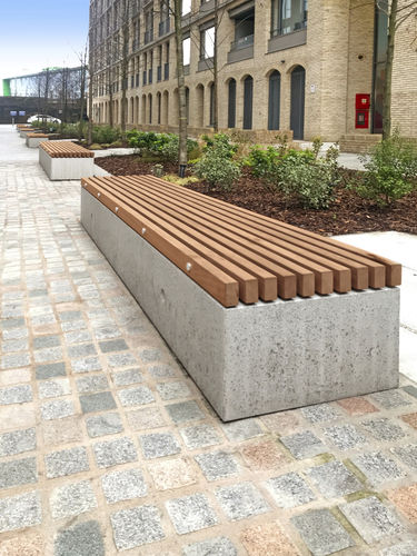 Moderne Bank für den öffentlichen Raum - SOCA - Factory Street Furniture - Holz / galvanisiertem Stahl / Beton