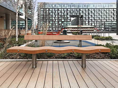 Moderne Bank für den öffentlichen Raum - SERPENTINE - Factory Street Furniture - Holz / Edelstahl / Granit