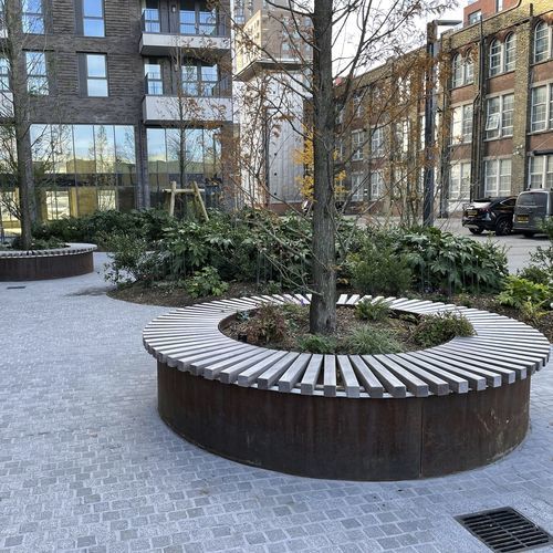 Moderne Bank für den öffentlichen Raum - CUBIT - Factory Street Furniture - Laubholz / Cortenstahl / ohne Rückenlehne