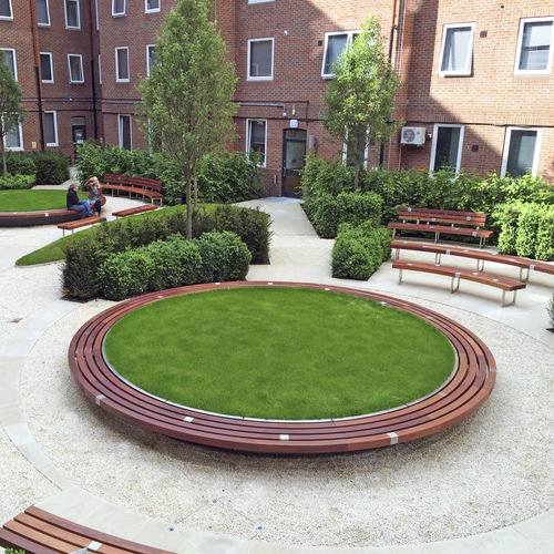 Moderne Gartenbank - GUY’S & ST THOMAS’, LONDON - Factory Street Furniture - Holz / Stahl / Edelstahl