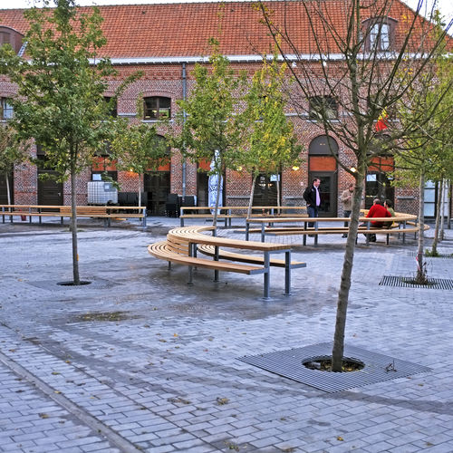 Moderner Picknicktisch - TOURNAI, BELGIUM - Factory Street Furniture - Iroko / galvanisiertem Stahl / gebogen