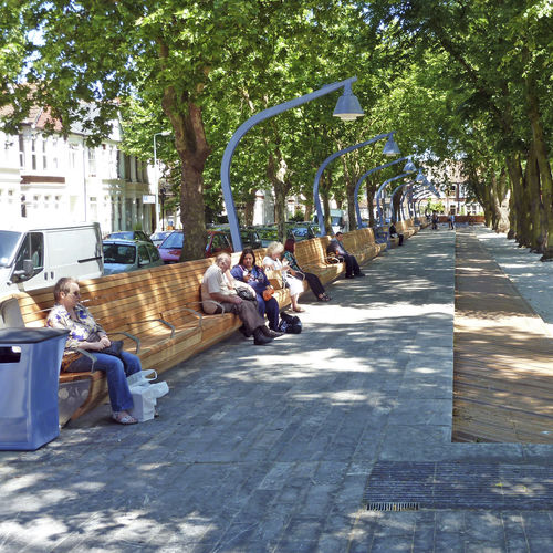 Moderne Bank für den öffentlichen Raum - WARRIOR SQUARE GARDENS - Factory Street Furniture - Holz / Edelstahl / galvanisiertem Stahl