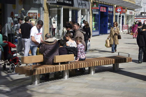 Moderne Bank für den öffentlichen Raum - QUAY CROSS - Factory Street Furniture - Holz / Edelstahl / mit Rückenlehne