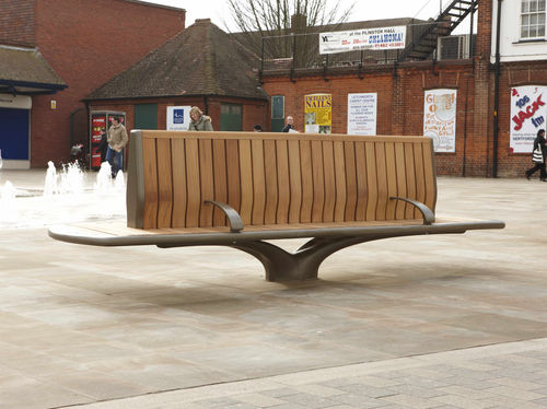 Moderne Bank für den öffentlichen Raum - LEYS SQUARE, LETCHWORTH GARDEN CITY - Factory Street Furniture - Holz / Aluminiumguss / mit Rückenlehne