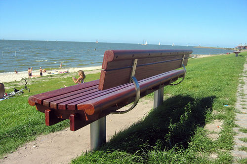 Moderne Bank für den öffentlichen Raum - SCROLL - Factory Street Furniture - Holz / Edelstahl / mit Rückenlehne