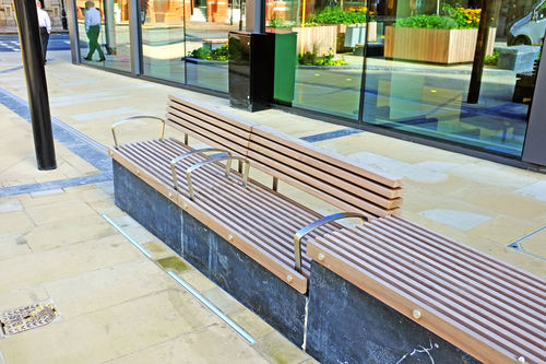 Moderne Bank für den öffentlichen Raum - CHURCH STREET, BIRMINGHAM - Factory Street Furniture - Holz / Edelstahl / Granit