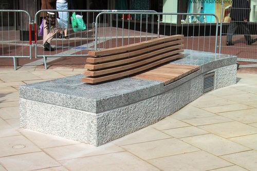 Moderne Bank für den öffentlichen Raum - BROAD STREET, READING - Factory Street Furniture - Holz / Edelstahl / Granit