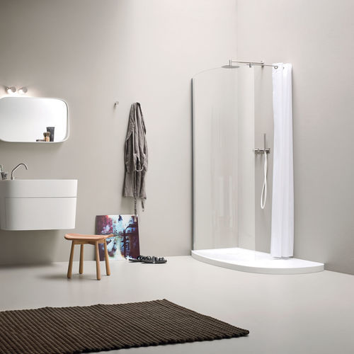 Festinstallierte Duschwand - Fonte - Rexa Design - gebogen / für Eckeinbau / auf der Duschwanne