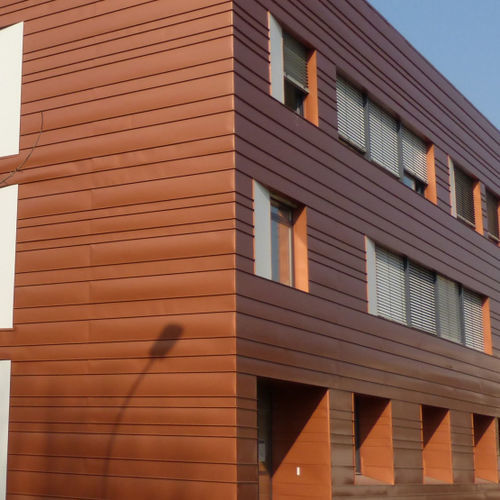 Folie-Fassadenverkleidung - INSA LYON  - Arconic Architectural Products SAS, Merxheim/Frank - aus lackiertem Aluminium / vertikal / profiliert