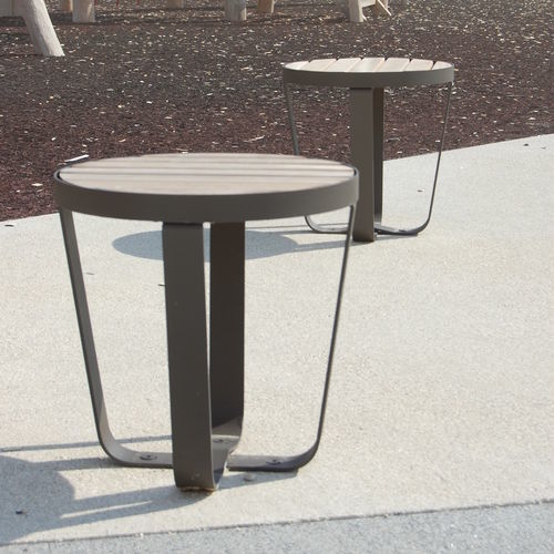 Moderner Hocker - KARMA - Concept Urbain - Tropenholz / Gestell aus Stahlblech / mit X-Gestell
