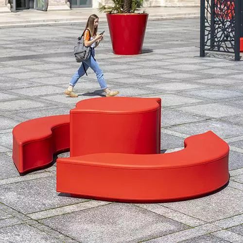 Tisch / organisches Design - ARABESQUE - Concept Urbain - Polyethylen / Gestell aus Polyethylen / gebogen