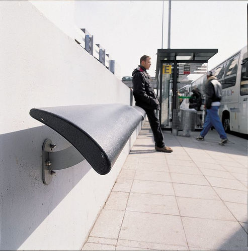 Wandmontierte Bank für den öffentlichen Raum - EUROPE - Concept Urbain - modern / Verbundwerkstoff / Stahl