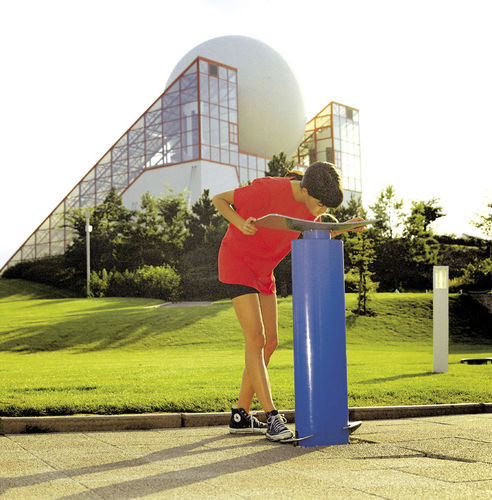Trinkbrunnen mit Fußpedal - EUROPE - Concept Urbain - wandmontiert / für Außenbereich / Polymerbeton