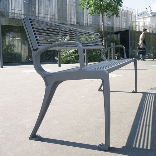 Klassische Bank für den öffentlichen Raum - BASIC - Concept Urbain - Aluminiumguss / Stahl / mit Rückenlehne