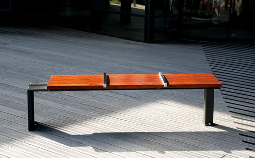 Moderne Bank für den öffentlichen Raum - &Eacute;V&Eacute;OLE B - Concept Urbain - Tropenholz / Gusseisen / poliertes Aluminium