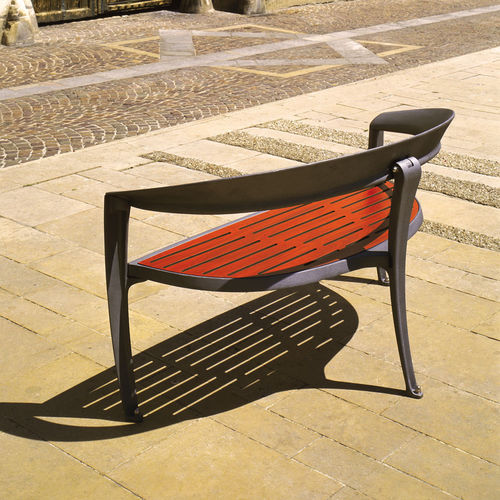 Moderne Bank für den öffentlichen Raum - NASTRA - Concept Urbain - Holz / Gusseisen / Laminat