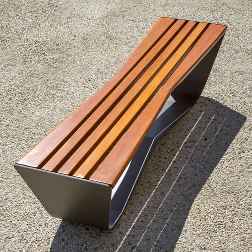 Moderne Bank für den öffentlichen Raum - KARMA - Concept Urbain - Stahlblech / Tropenholz / ohne Rückenlehne