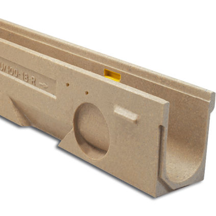 Abflussrinne für Sportplätze - SU100 - ULMA - ARCHITECTURAL SOLUTIONS - Gitter / Schlitz / mit Neigung