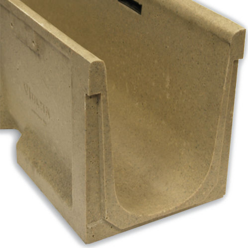 Abflussrinne für Sportplätze - SU200 - ULMA - ARCHITECTURAL SOLUTIONS - Gitter / Schlitz / mit Neigung