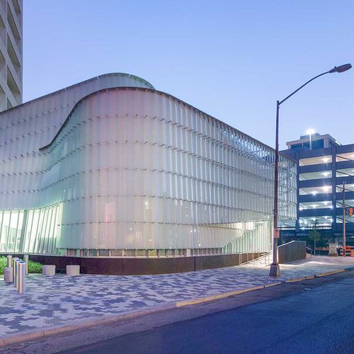 Metall-Sonnenschutzlamelle - MCCOY FEDERAL BUILDING - A. Zahner - Glas / für Fassaden / vertikal