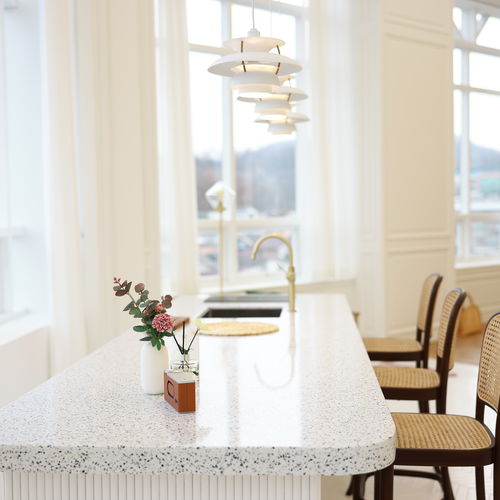 Mineralwerkstoff-Arbeitsplatte - TERRAZZO VENEZIA NT 150 - Staron Solid Surfaces - für Gewerbegebrauch / weiß / grau
