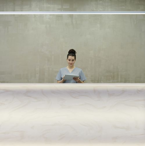 Mineralwerkstoff-Arbeitsplatte - Flat White VF345 - Staron Solid Surfaces - für Gewerbegebrauch / weiß / mehrfarbig