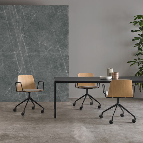 Weißeichearbeitsstuhl - VARYA WOOD - INCLASS - Nussbaum / Buche / mit Rollen