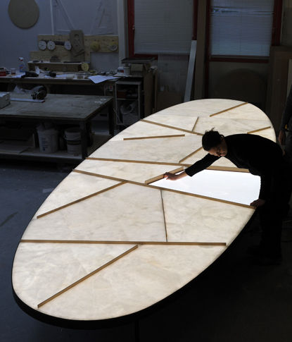 Moderner Besprechungstisch - RINCK - Atelier-alain-ellouz - Alabaster / Gestell aus Metall / oval