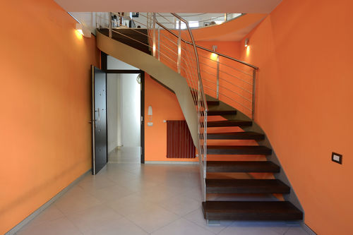 Spindeltreppe - PROGETTO SPECIALE PLANA - TECNOSCALE - Holzstufen / mit Metallstruktur / für Privatgebrauch