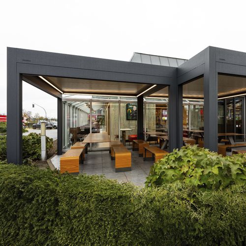 Angebaute Pergola - B910 - Brustor - selbsttragend / Aluminium / mit Dach aus Sandwichpaneelen