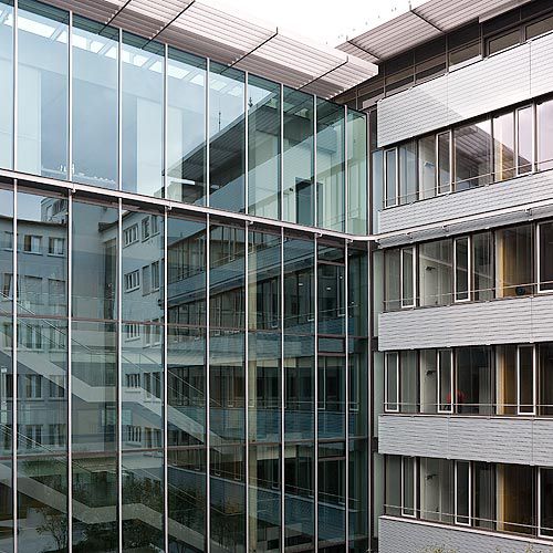 Vorhangfassade / freitragende Struktur - HEADQUARTERS WGV, STUTTGART - Schindler - aus Aluminium und Glas