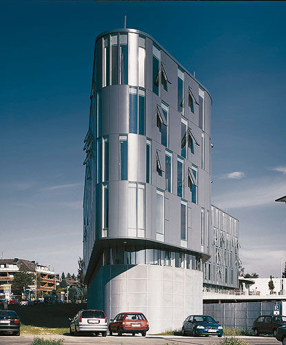 Paneel-Fassadenverkleidung - DISTRICT POLICE AUTHORITIES BUILDING, METTMANN - Schindler - Aluminium / Metall / glatt