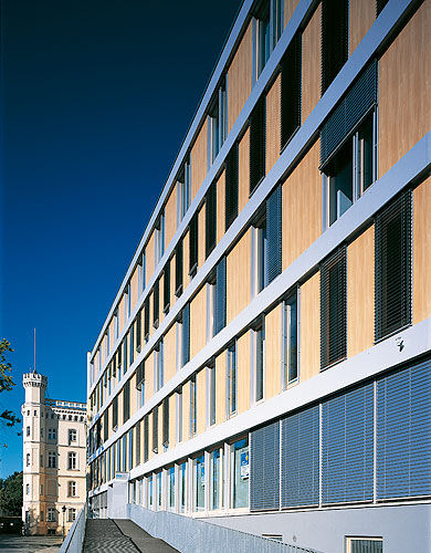 Paneel-Fassadenverkleidung - OFFICE BUILDING FÜRSTENWALL, MAGDEBURG - Schindler - Holz / glatt