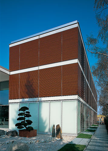 Holz-Sonnenschutzlamelle -  HAUS DER BEGEGNUNG, BERLIN - Schindler - für Fassaden