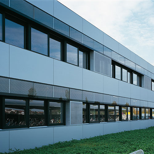 Paneel-Fassadenverkleidung - SECONDARY GENERAL SCHOOL, KÖNIGSBRUNN - Schindler - Aluminium / Metall / glatt