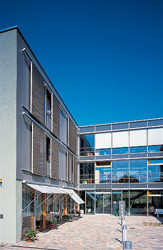 Schiebe-Fensterladen - NURSING HOME, HETTSTEDT - Schindler - Holz / für Tür / elektrisch