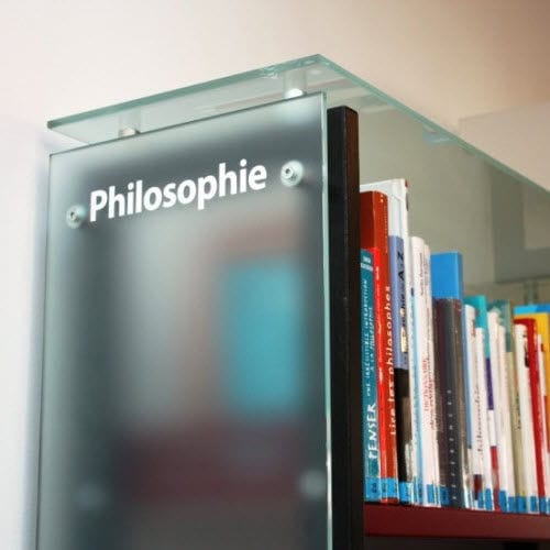 Modernes Bücherregal - ETCHED SERISTAL - Macocco - für Gewerbegebrauch / Milchglas