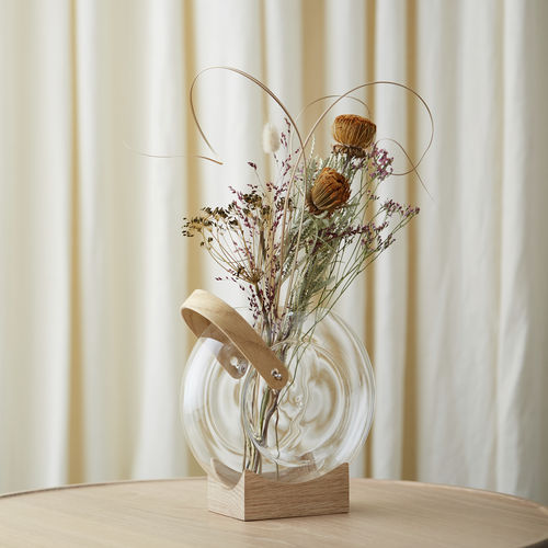 Moderne Vase - HANDLE - Mater Design - geblasenes Glas / Borosilikatglas / Eiche