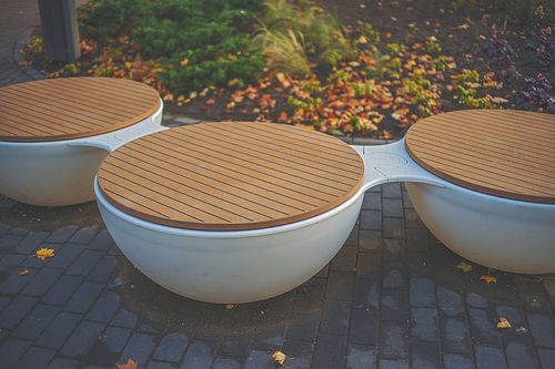 Moderne Bank für den öffentlichen Raum - Timpan Illuminated Bench - Keha3  - Teakholz / Sperrholz / PE