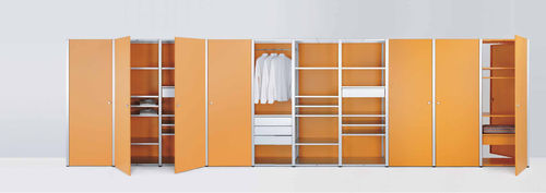 Moderner Kleiderschrank - Lehni - Holz / lackiertes Holz / mit Schwingtür