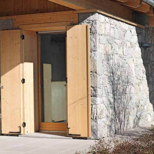 Einflügeliger Fensterladen - MONOBLOCK - isamserramenti - Holz / Tür / automatisch