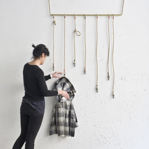 Deckenmontierter Garderobenständer - GARRUCHO  - DVELAS - modern / Metall / Kordel