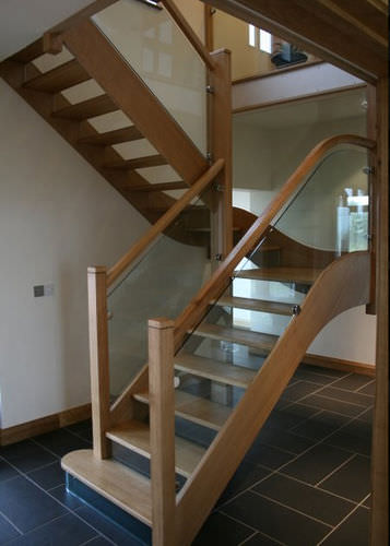 Halbgewendelte Treppe - Broadleaf Timber - Glasstufen / mit Holzstruktur / traditionell