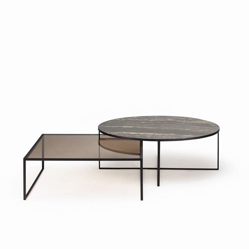 Moderner Couchtisch - minimize round - YOMEI - Glas / Eiche / Nussbaum